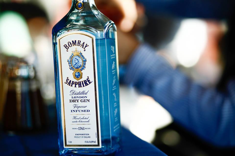 Сант джин. Bombay Sapphire. Bombay Sapphire этикетка. Джин (напиток). Синий Джин.