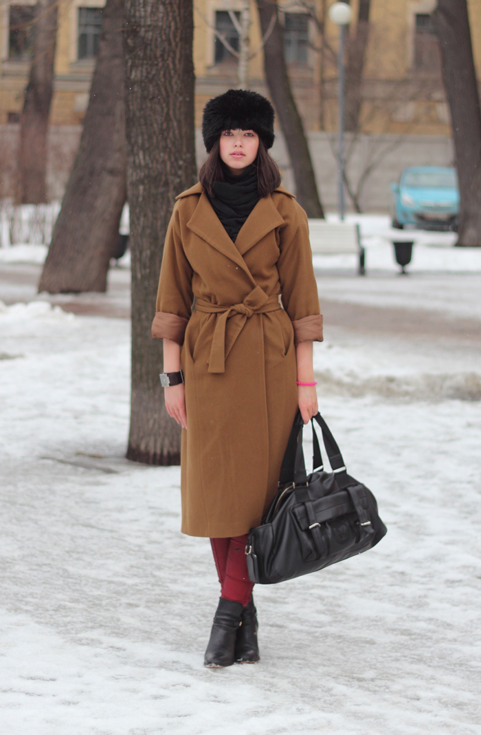 Какой шарф к коричневому пальто. Шапка к пальто женское. Шапка к коричневому пальто. Шапка под пальто женское. Шапка под коричневое пальто.