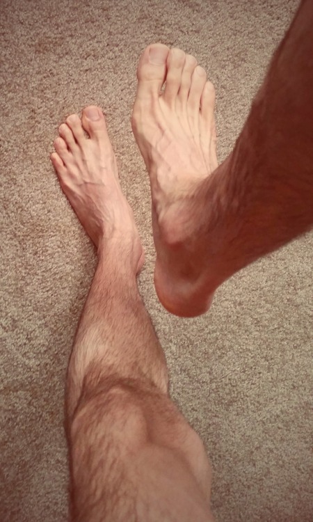 Длинный палец на ноге мужчины. Ноги парней. Волосатык мужскиетноги. Муіские ноги.