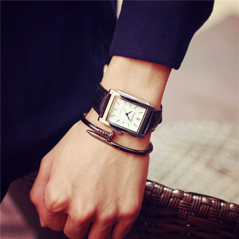 Мужские часы браслетом цена. Мужские часы на руке. Часы мужские квадратные с браслетом. Браслет с часами мужские. Часы с браслетом мужские на руке.