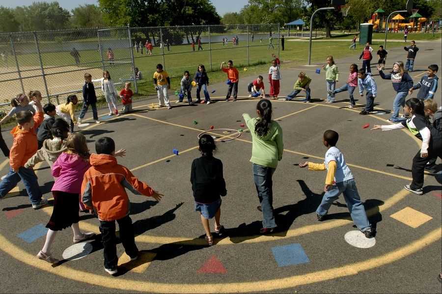 Игры на улице для начальной. Игровая площадка для детей. Площадка для подвижных игр. Играющие дети на площадке. Игры на площадке для детей.