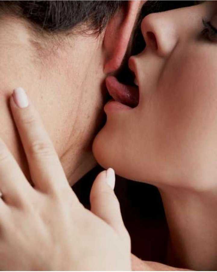 Девушка лижет язык парня. Поцелуй. Нежный поцелуй. Страстный поцелуй. Красивый поцелуй.