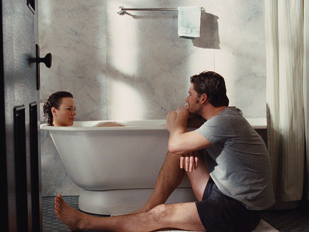 Мужчины наблюдают за девушкой. Мужчина в ванной. Парень в ванне. Парень наблюдает. Жен и му в ванне.