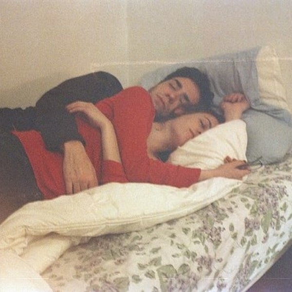 Спящий муж на скрытую. Парень и девушка спят в обнимку. Спящие пары.
