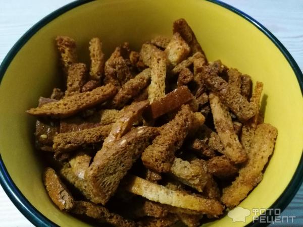 сухари с солью и чесноком. сухари с солью и чесноком. сухари из черного хлеба. гренки с чесноком в духовке из белого хлеба. сухари из черного хлеба.