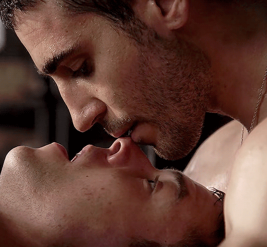 Miguel Angel Silvestre 8 чувство. Восьмое чувство Лито Родригес поцелуй. Любовь между мужчинами. Мужской поцелуй.