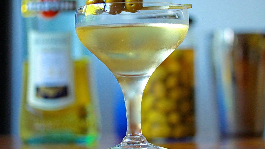 Коктейли с мартини бьянко. Martini водка. Коктейль Бехеровка Джин Вермут. Мартини Бьянко. Мартини с водкой.