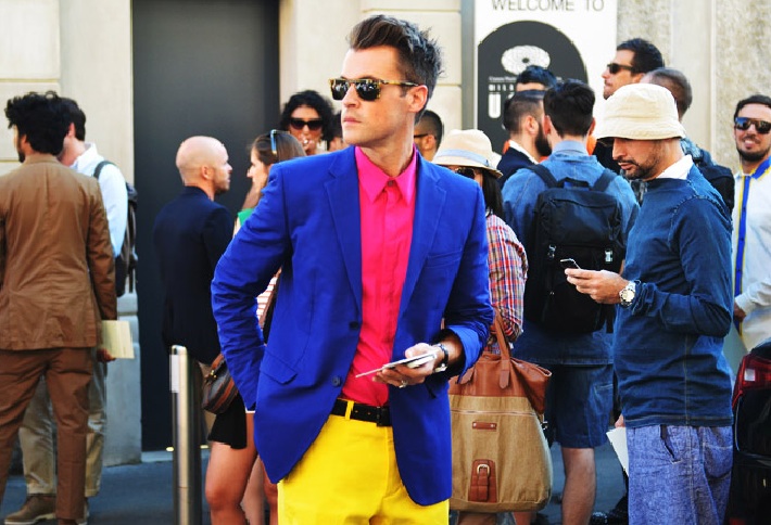 Мужчины в синей одежде в крокусе. Яркая мужская одежда. Яркий стиль одежды мужской. Уличная мода мужчины. Яркие цвета в мужской одежде.