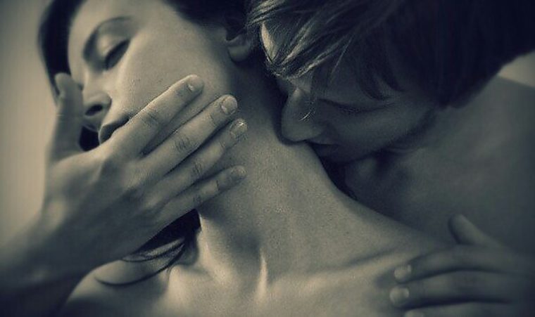 Фото мужчина целует женщину в шею со спины