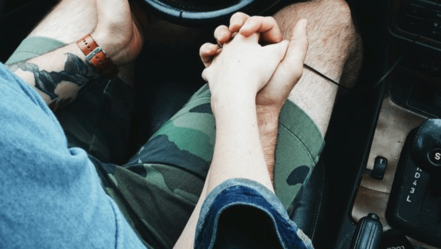 Картинки парень с девушкой за руку держаться в машине