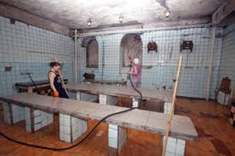 Общественная душевая камера. Женская общественная баня. Советская общественная баня. Женщины в общественной бане. Общественная баня в тюрьме.