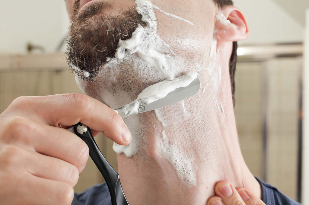 Немецко бритье. Straight Razor shaving. Бритье лица. Мужчина бреется. Бритье кожи.