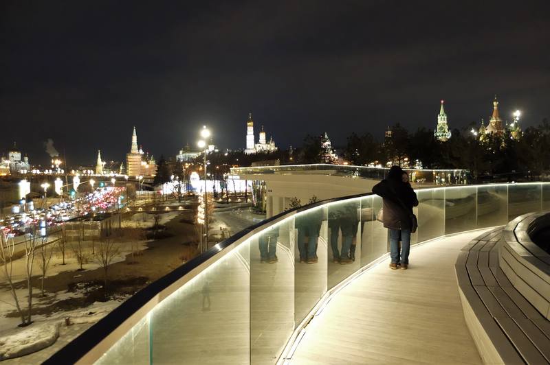 Парк москвы ночью. Парк Зарядье парящий мост зимой. Парк Зарядье мост вечером. Парк Зарядье парящий мост ночью. Ночной парк Зарядье.