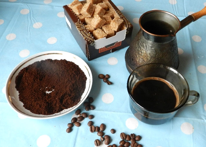 Как заварить молотый кофе в турке. Процеживание кофе. Приготовление какао в турке. Очень крепкий кофе в турке. Кофе молотый варить.