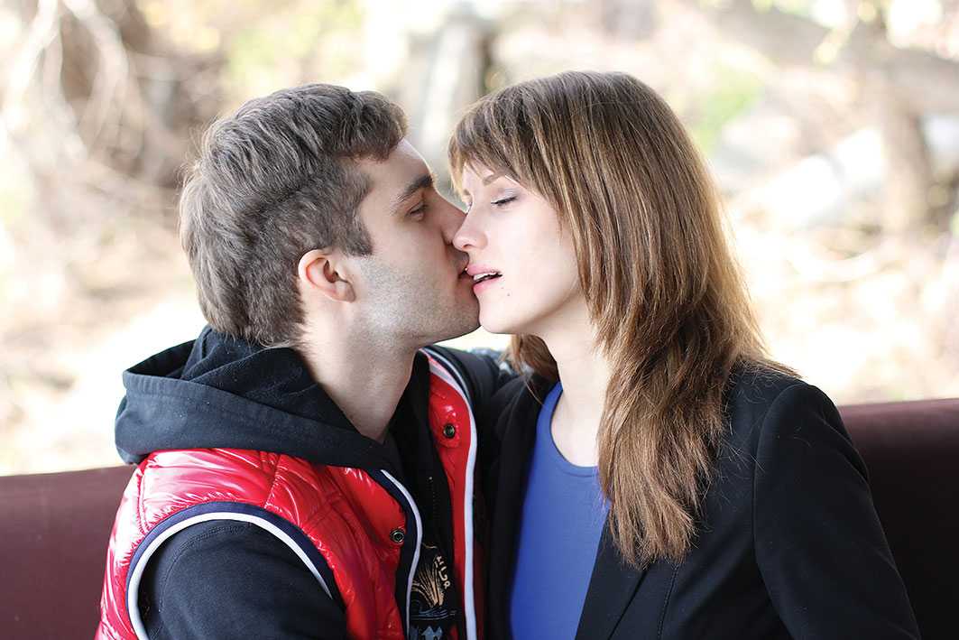 Скольких лет можно целоваться. Первый поцелуй взасос. Французский поцелуй. Как правильно целоваться. Первый поцелуй с парнем в 12 лет.