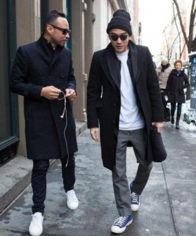 Мужское пальто с кроссовками. Кроссовки с пальто мужские. Кроссовки под пальто мужское. Черное мужское пальто с кроссовками.