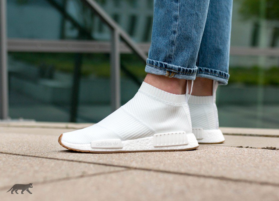Можно ли кроссовки носки. Adidas NMD White Socks. НМД-02. Adidas NMD белые. Adidas NMD Sock.