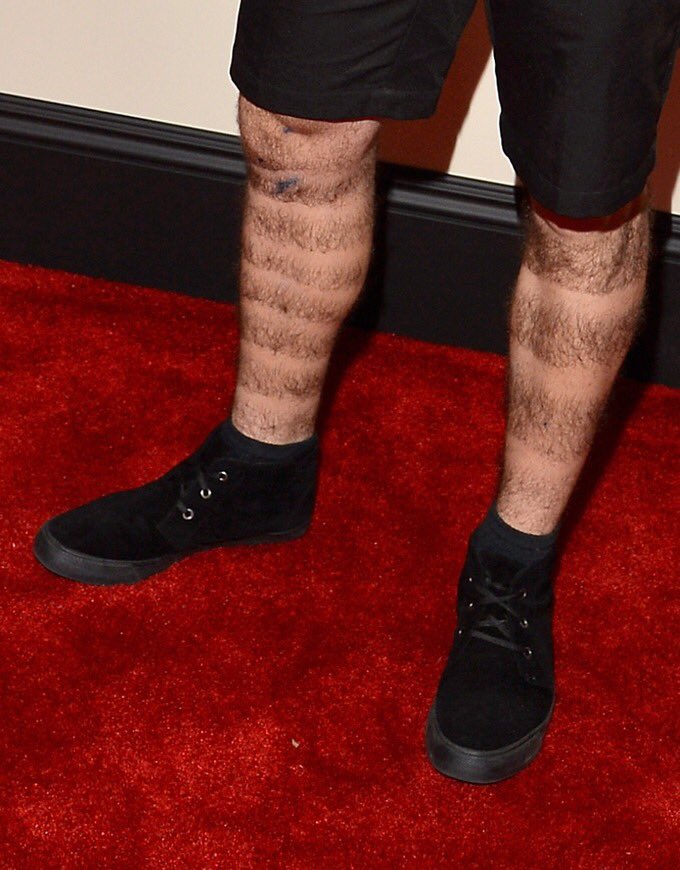 Средняя нога мужчины. Мужские ноги. Мужчина с бритыми ногами.