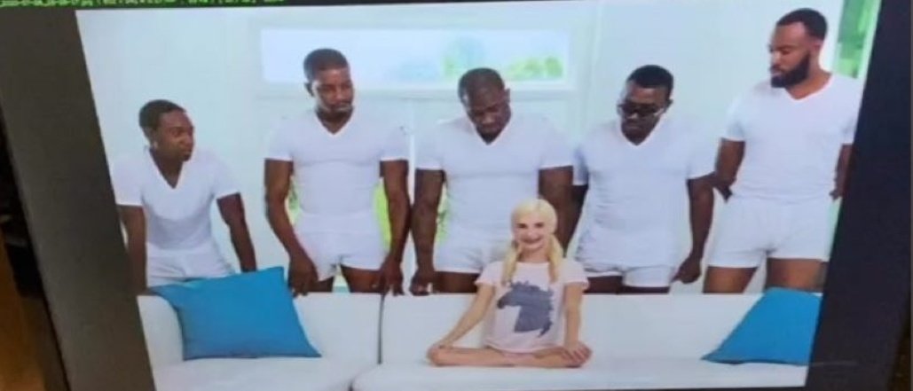 5 чернокожих. Девушка на диване вокруг негры. Белый диван и 5 негров. Негры вокруг белой.