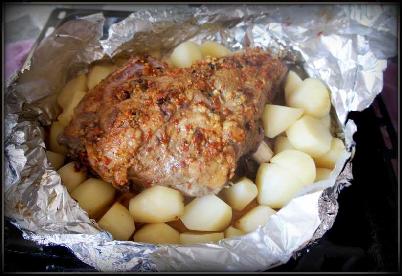 Рецепты в фольге мяса с картошкой. Картошка с мясом в духовке. Картофель с мясом в фольге. Свинина с картошкой в духовке в фольге. Картофель с мясом в фольге в духовке.