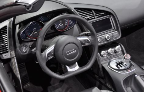 Купить ауди на механике. Ауди р8 механика. Audi r8 2021 салон. Audi r8 gt Spyder салон. Педали Ауди р8.