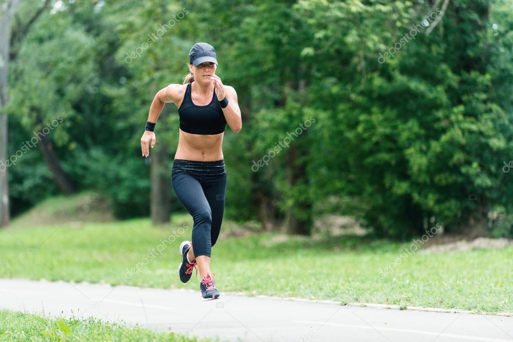 Running very fast. Беговая тренировка в парке Эстетика. Упражнения для бега Уайт. Заставляют бегать. Тренировка на улице бег и упражнения пример.