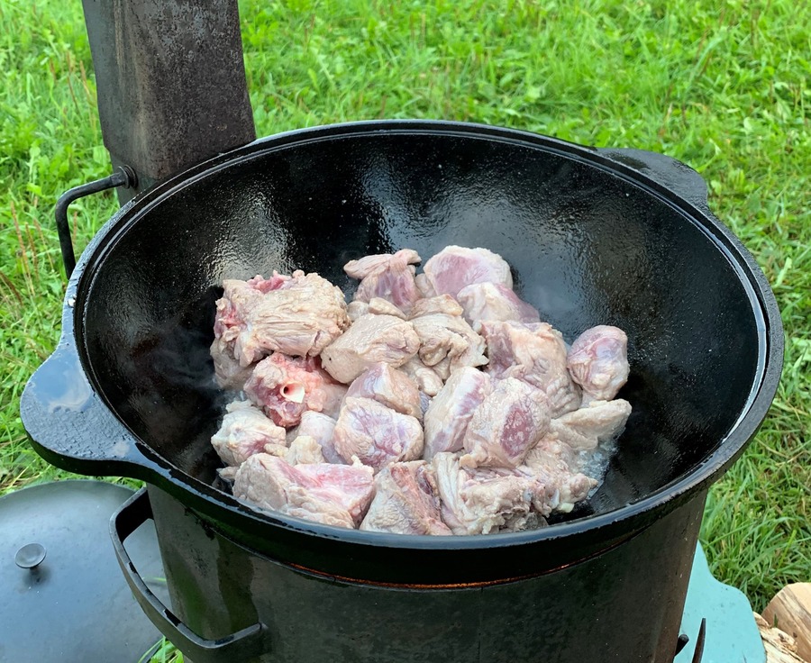Приготовить шурпу из свинины в казане на костре пошаговый рецепт с фото