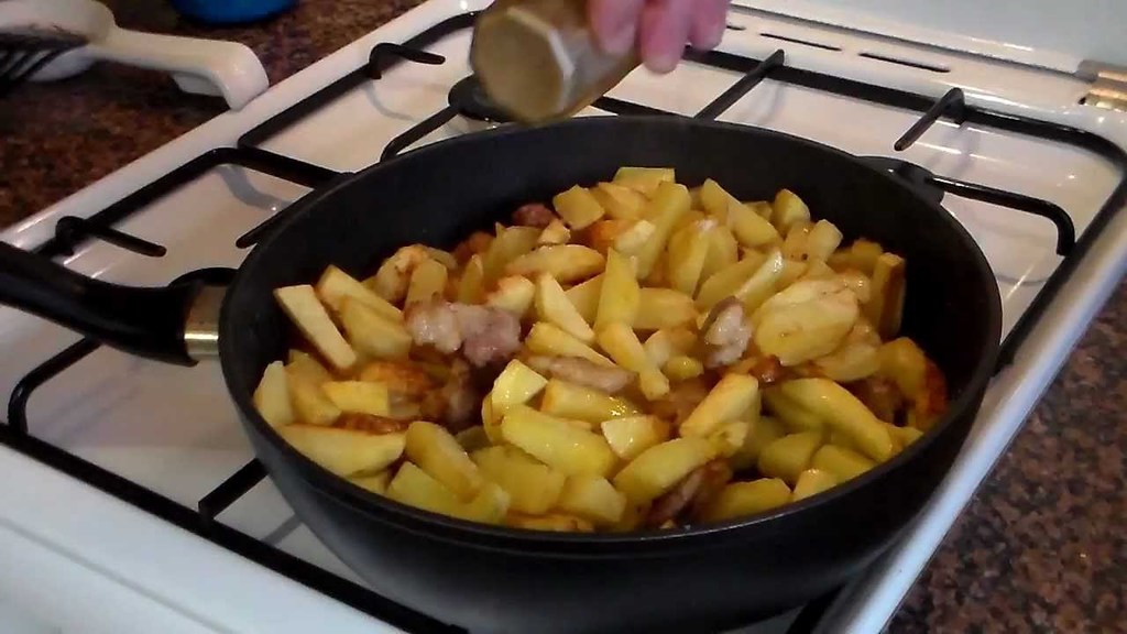 Картошка без мяса на плите. Жареная картошка. Картошка на сковородке. Картофель жареный на сковороде. Жареная картошка домашняя.