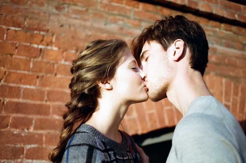 Бывший целует сонник. Сонник поцелуй с актером. Приснилось что целует знаменитость. К чему во сне целоваться к знаменитым актером.