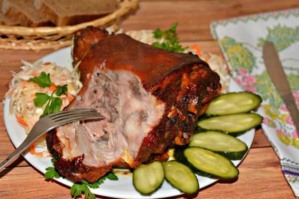 Запеченные рульки в духовке свиные фольге. Рулька запеченная в горчичном соусе. Рулька свиная запеченная в гранатовом соусе. Соус для рульки в духовке.