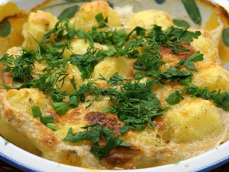 Рецепт картошки с яйцом в духовке. Картофель со сливками. Картошка запеченная в сливках. Картофель запеченный в сметане. Картошка с сыром в духовке.