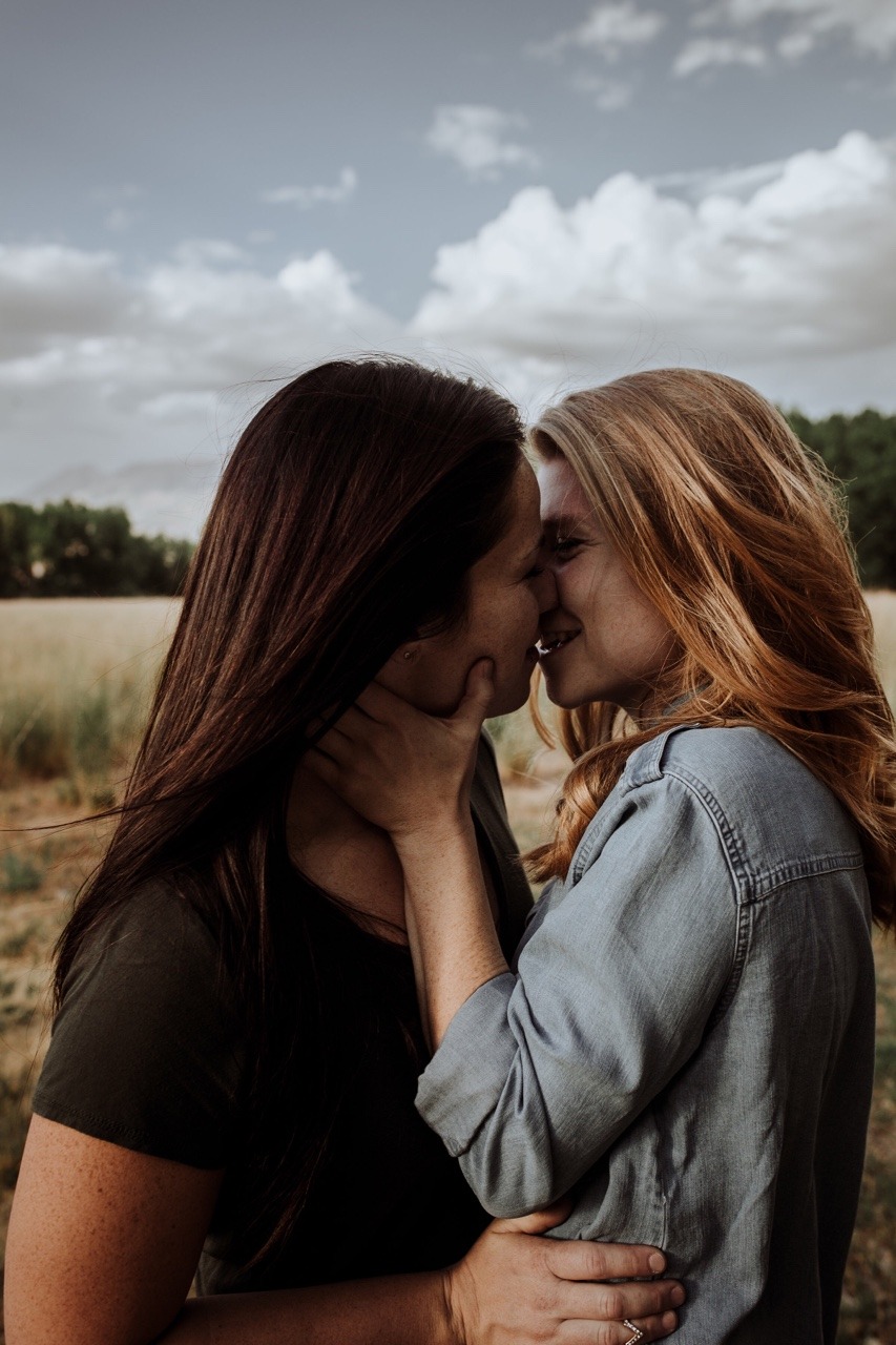 Девушки сосутся друг друга. Две подруги обнимаются. Две девушки любовь. Девушки целуются. Поцелуй двух девушек.