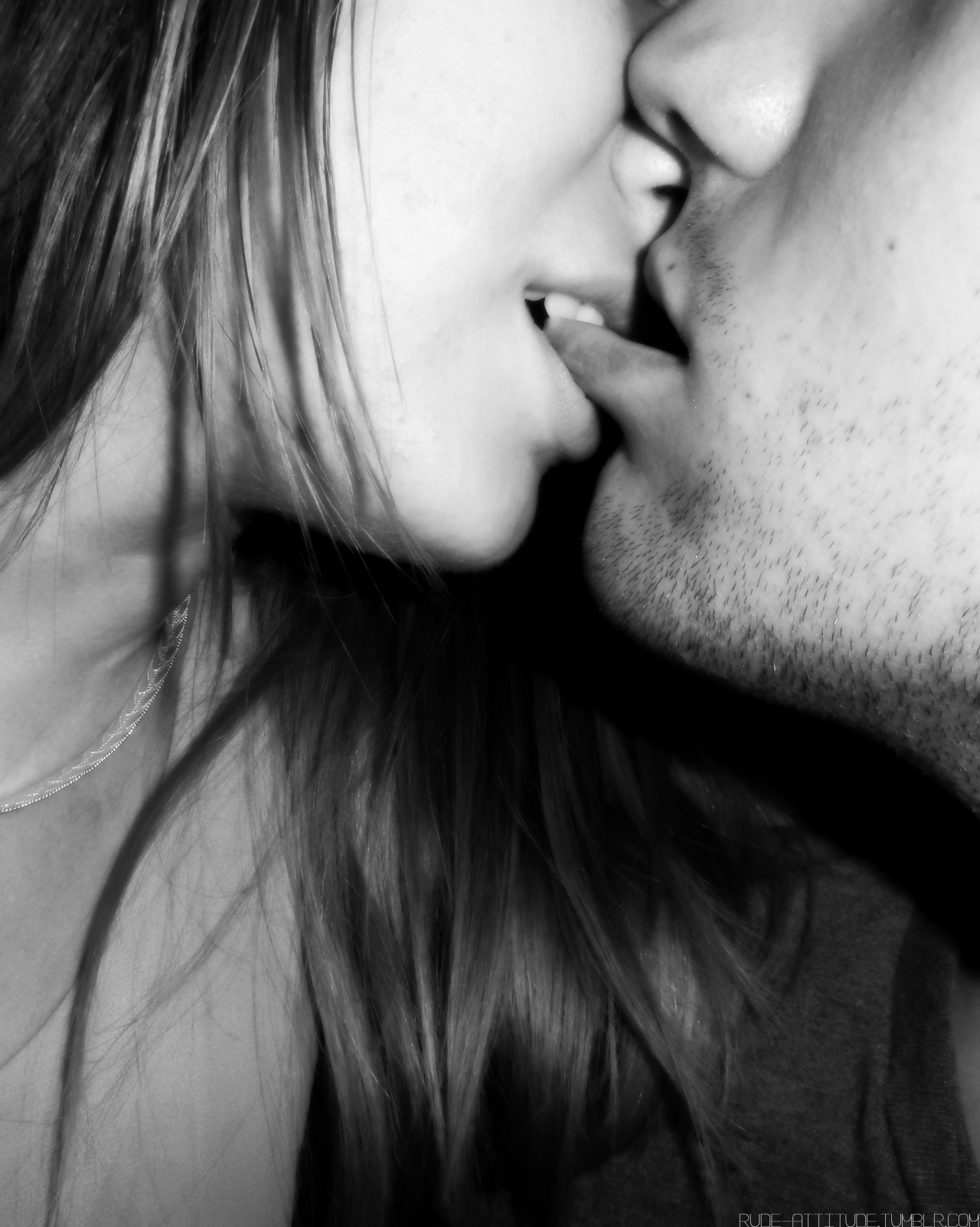 Губы нежно шепчут. Поцелуй. Страстный поцелуй. Красивый поцелуй. Нежный поцелуй.
