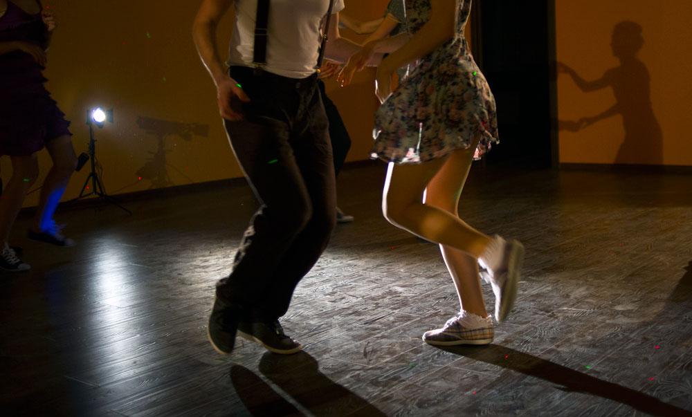 Девушки просто танцевали. Школа танцев простые движения. Мамба танец. Простой танец. Танцевальные движения для дискотеки для парней.