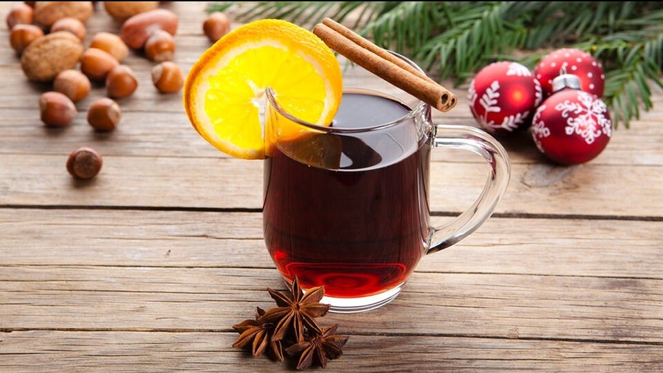 Какое вино для глинтвейна. Красное сухое вино для глинтвейна. Glühwein безалкогольный. Сухое вино для глинтвейна. Глинтвейн с яблоком на Красном вине.