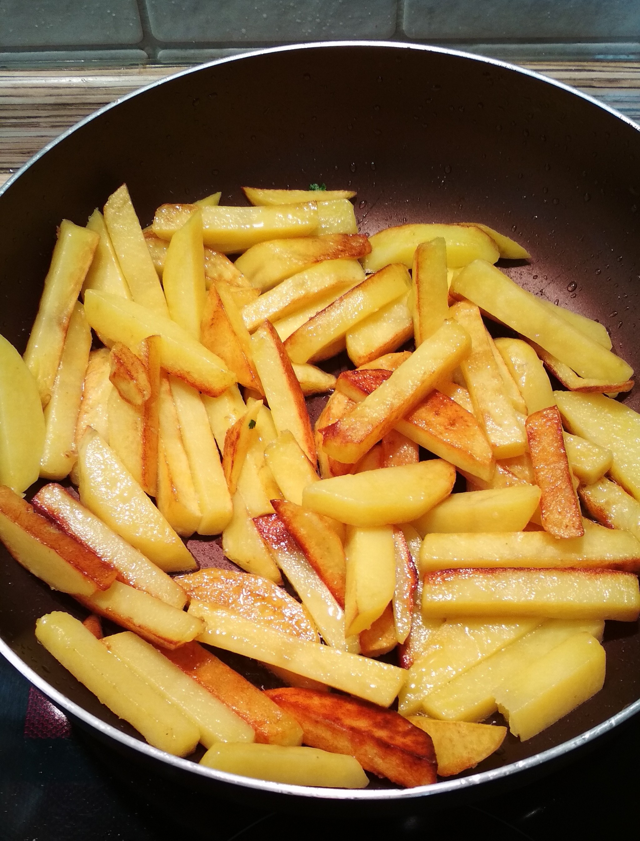 Жареная картошка на воде рецепт. Жареная картошка. Картошка с огурцами солеными. Жареная картошка с огурцами. Соленая картофель.