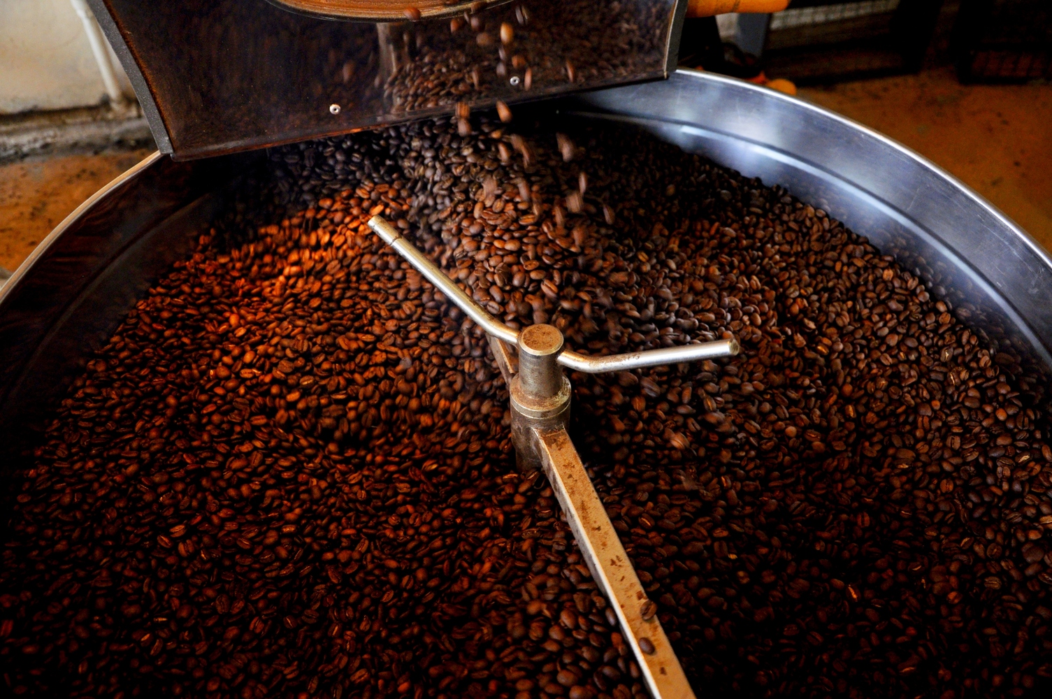 Из чего делают растворимый кофе. Обжарка кофе. Обработка кофейных зерен. Сырье для производства кофе. Обработка кофецных аерен.