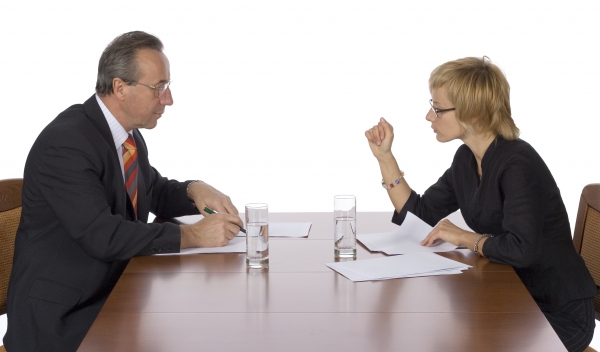 Мужчина и женщина на переговорах