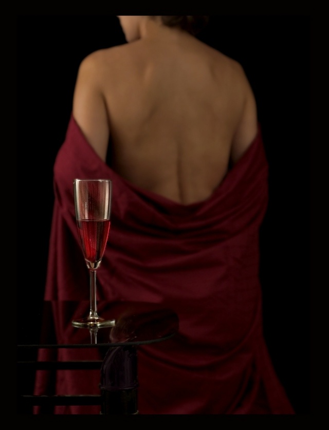 Порванное платье и бокал вина. Женщина с бокалом вина. Девушка с бокалом вина. Женщина с вином. Девушка с бокалом вигн.