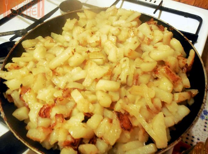 Как правильно пожарить картошку с луком на сковороде конце все подсаливаем