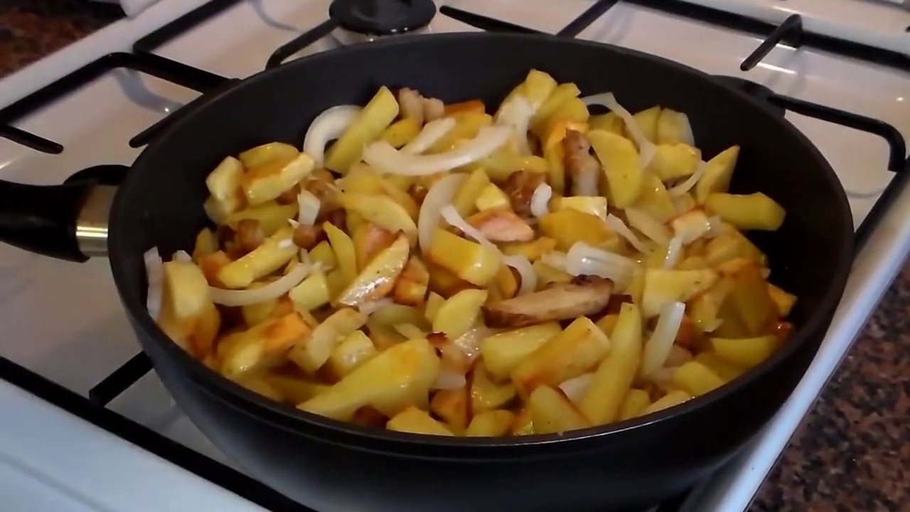 Пожарить картошку с луком на сковороде корочкой. Картошка с салом на сковороде. Жареный картофель с салом. Жареная картошка с салом. Жареная картошечка с салом.