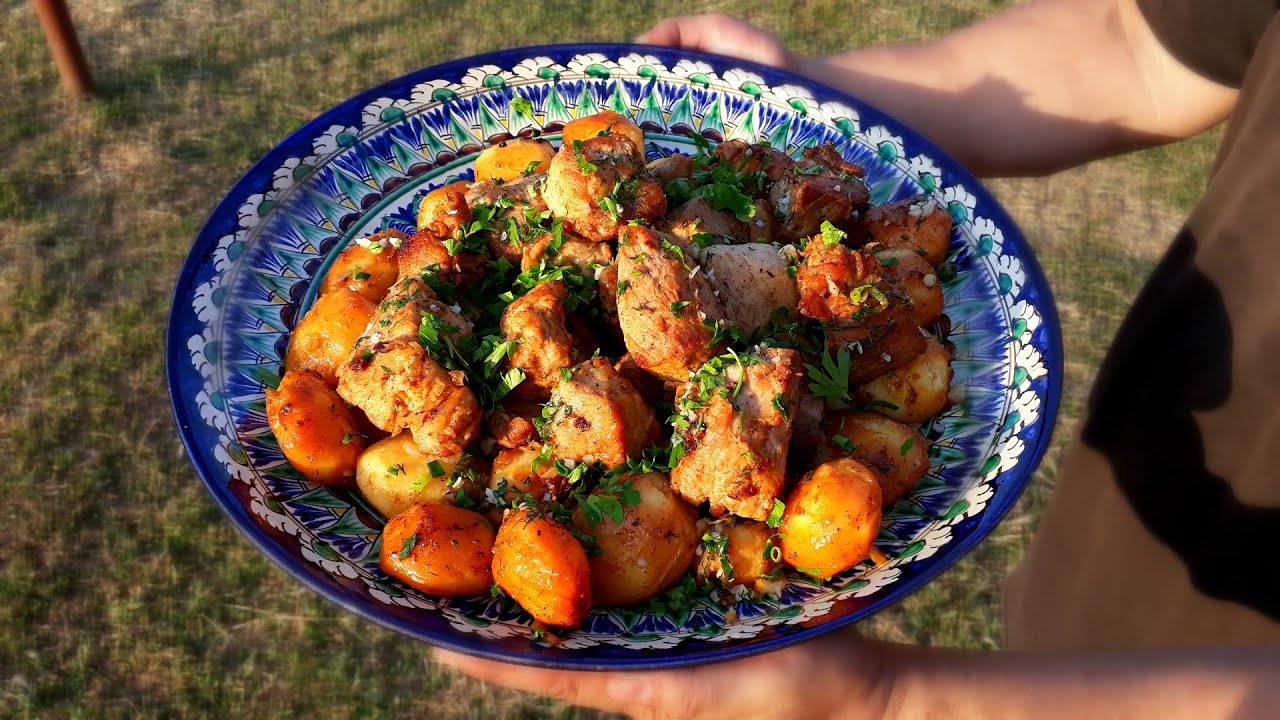 Рецепт мяса с овощами в афганском казане. Картошка с мясом в казане. Картошка с овощами в казане. Жареная картошка с мясом в казане. Жаркое в казане с картошкой.