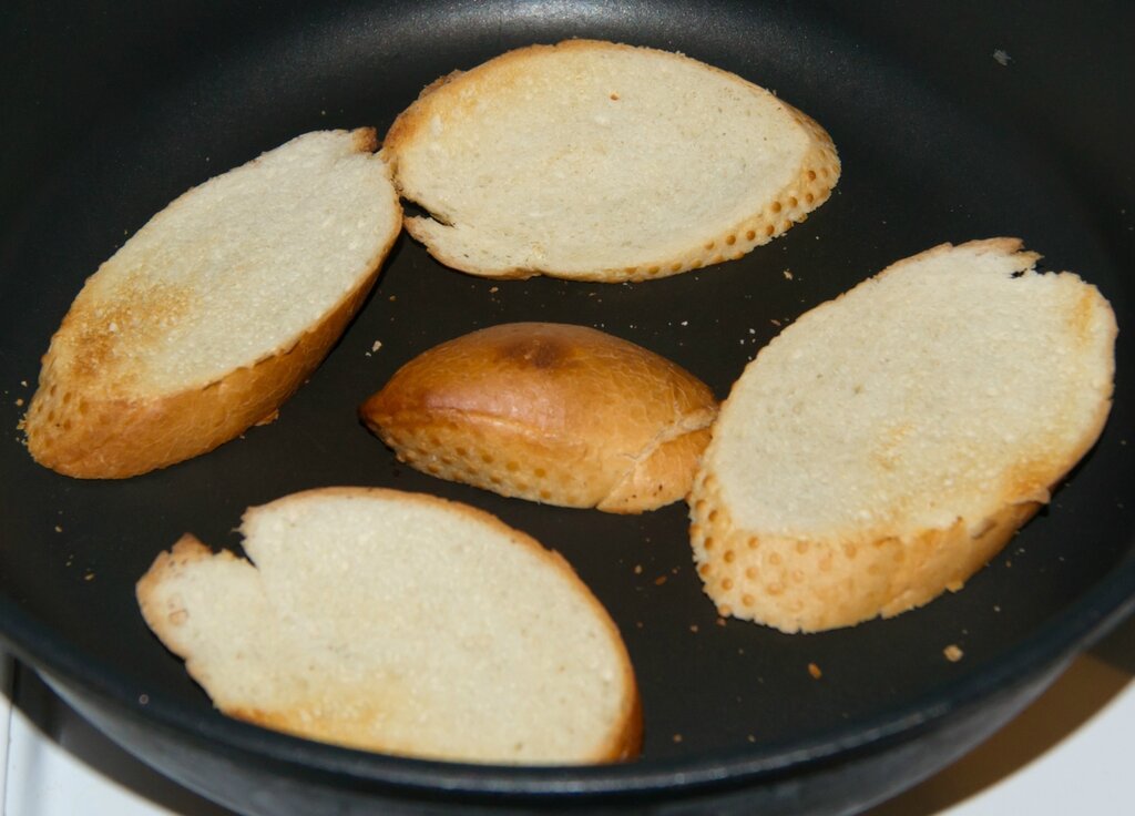 Хлеб на масле на сковороде