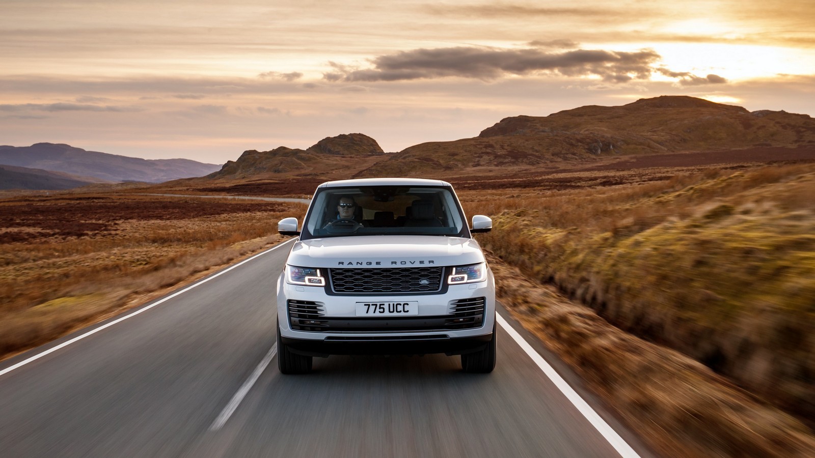 Тест драйв Рендж Ровер. Range Rover PHEV. Range Rover едет в даль. Тест драйв Рендж Ровер скорость.
