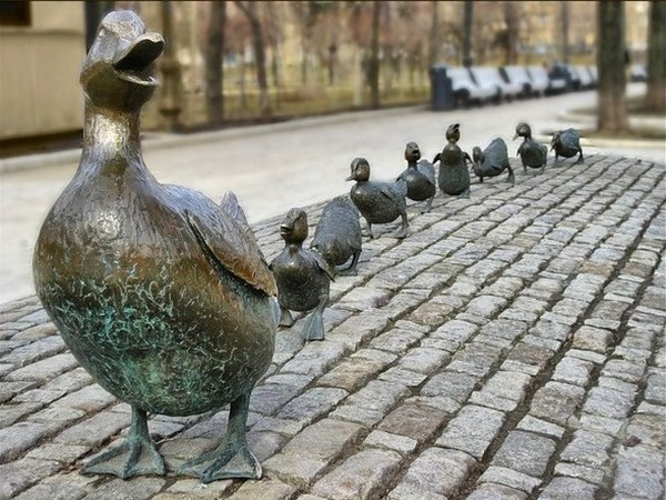 Ducks family monument - Unusual Moscow monuments 