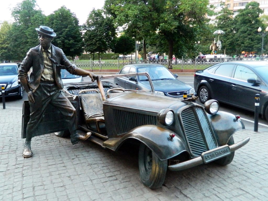Monument to Yuri Nikulin - Unusual Moscow monuments 