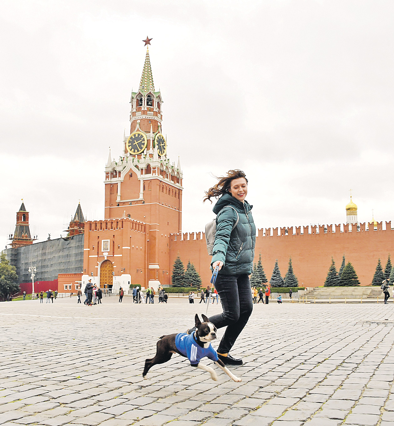 Пошла в москве. Алиса Титко. Собака на красной площади. Гулять на красной площади. Фотосессия с собакой на красной площади.