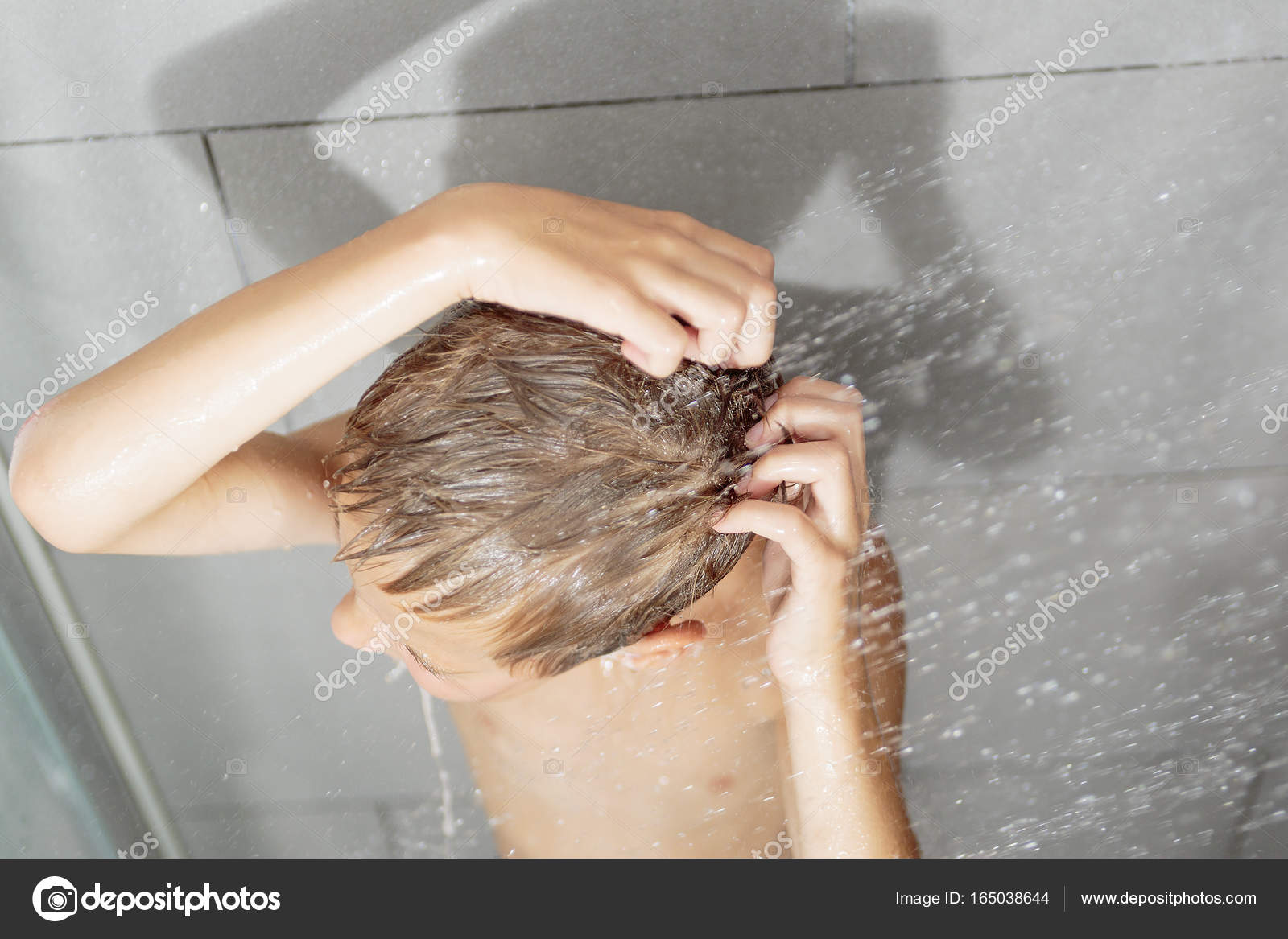 Купаемся в душе видео. Мальчишки в душе. Мальчик моется. Ванная в волосах.