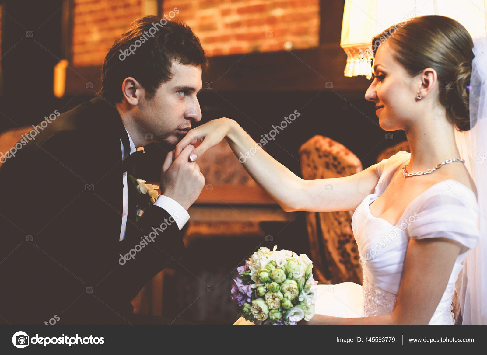 Невеста пока муж. Мужчина целует руку невесты. Жених целует руку невесте. Мужчина целует руку женщине. Мужчина в костюме целует руку.