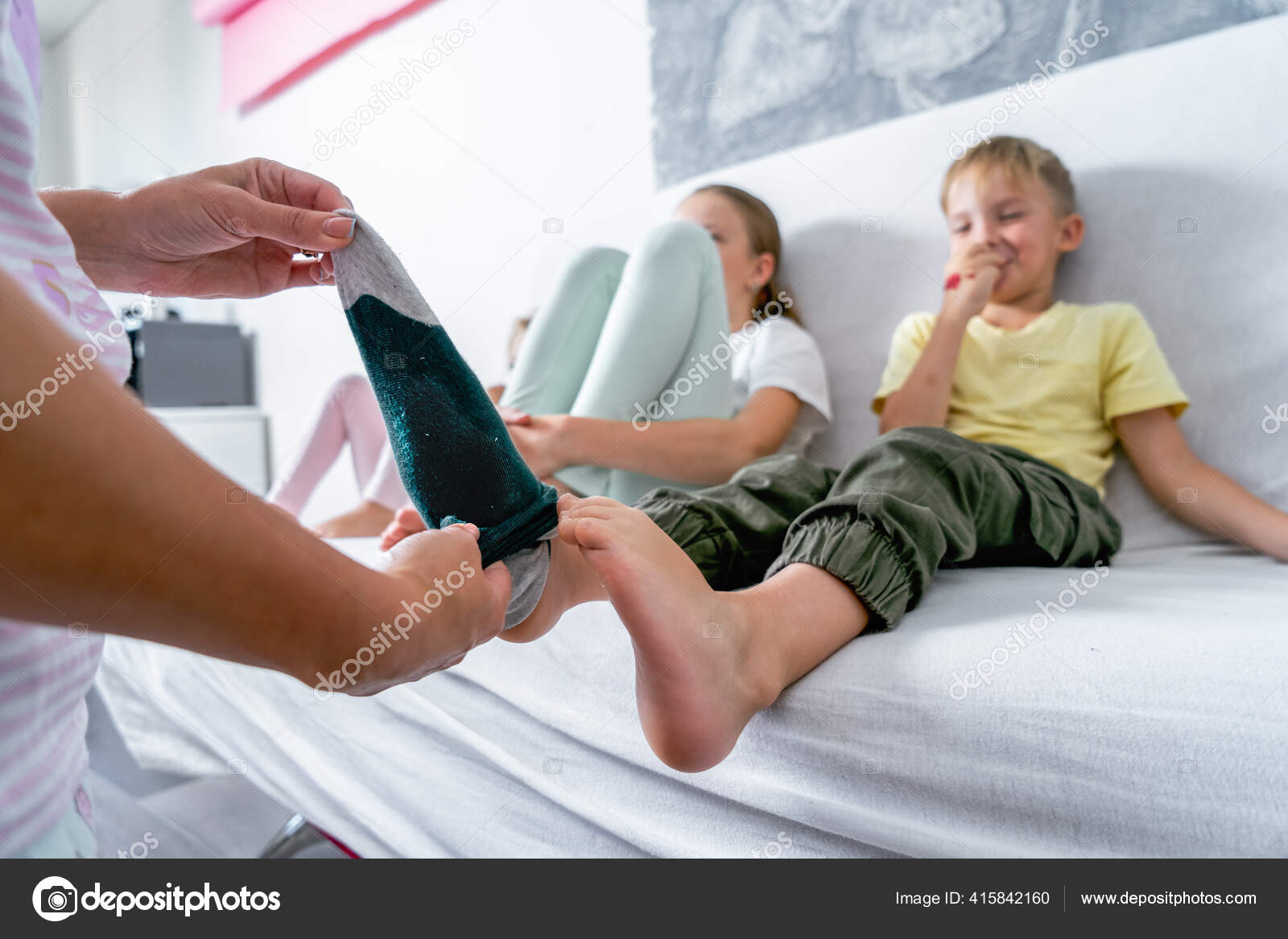 Щекотка ног детей